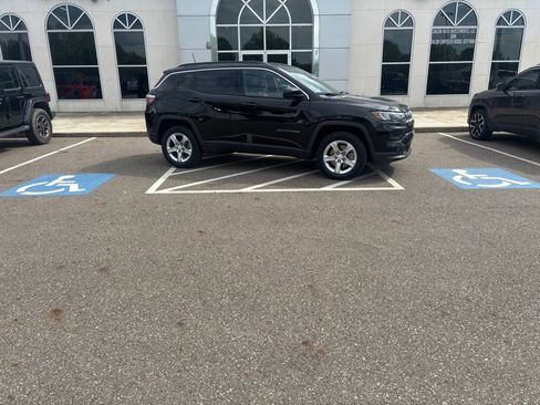 Used 2023 Jeep Compass Latitude w/ Convenience Group AWD/4WD image 2