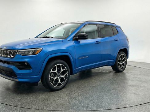 Used 2025 Jeep Compass Limited AWD/4WD image 3