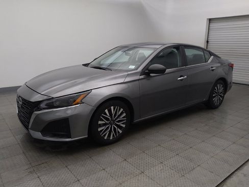 Used 2025 Nissan Altima 2.5 SV FWD image 2