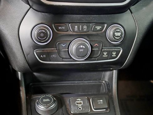 Used 2019 Jeep Cherokee Latitude Plus w/ Cold Weather Group AWD/4WD image 23