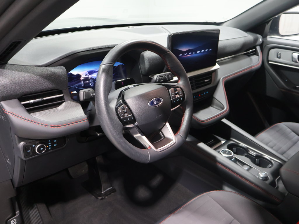 Used 2025 Ford Explorer ST-Line AWD/4WD image 13