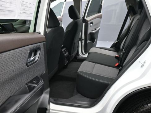 Used 2023 Nissan Rogue SV image 16