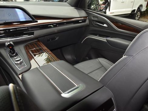 Used 2023 Cadillac Escalade Premium Luxury AWD/4WD image 17