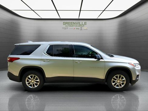 Used 2021 Chevrolet Traverse LS FWD image 9