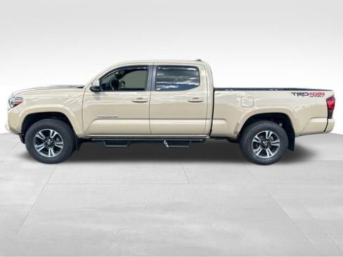 Used 2018 Toyota Tacoma TRD Sport AWD/4WD image 2