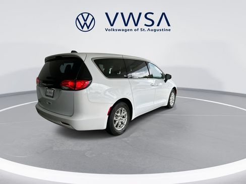 Used 2023 Chrysler Voyager LX FWD image 8