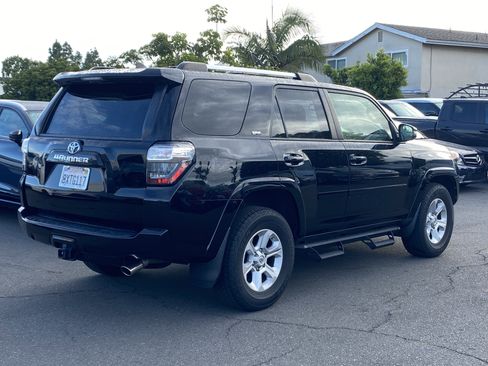Used 2021 Toyota 4Runner SR5 Premium w/ Moonroof Package RWD image 2