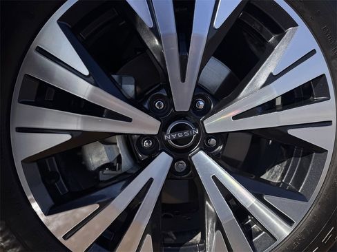 Used 2023 Nissan Rogue SV w/ SV Premium B Package image 9