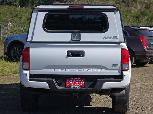 Used 2017 Toyota Tacoma TRD Sport AWD/4WD image 5