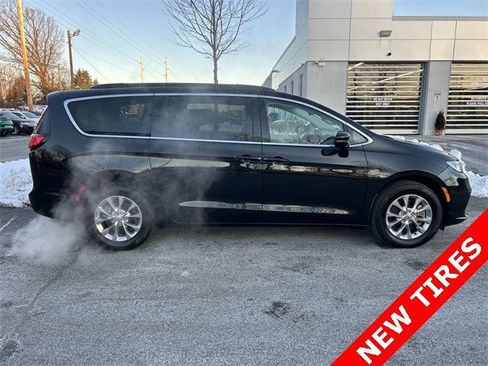 Certified 2022 Chrysler Pacifica Touring-L image 9