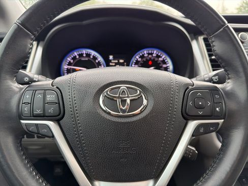 Used 2019 Toyota Highlander XLE FWD image 10