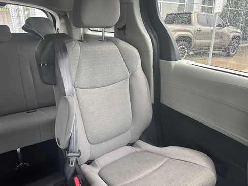 Used 2024 Toyota Sienna LE AWD/4WD image 27