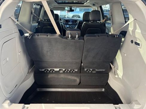 Used 2018 Chrysler Pacifica Limited image 15