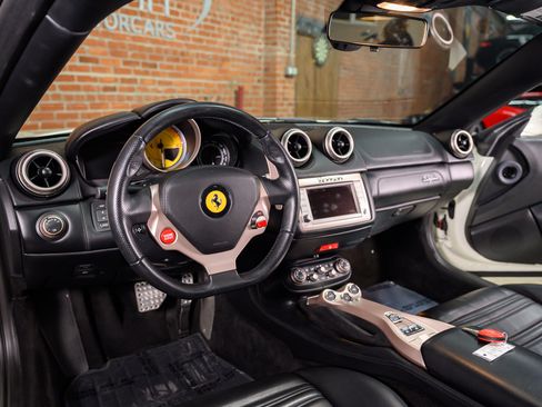 Used 2014 Ferrari California image 33