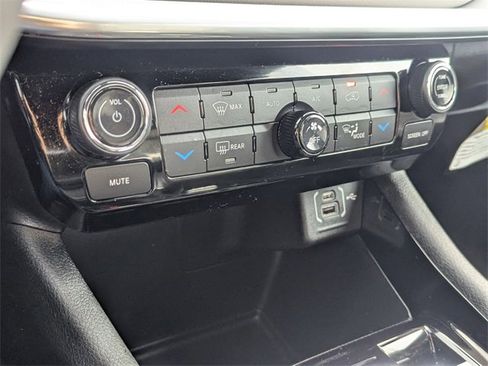 Used 2024 Jeep Compass Limited image 17