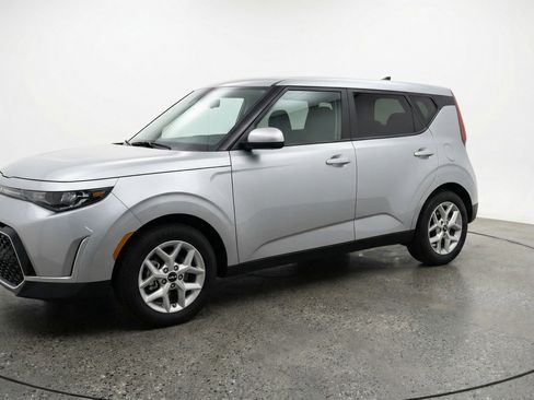 Used 2025 Kia Soul LX w/ LX Technology Package FWD image 3