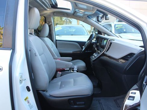Used 2015 Toyota Sienna Limited Premium FWD image 23