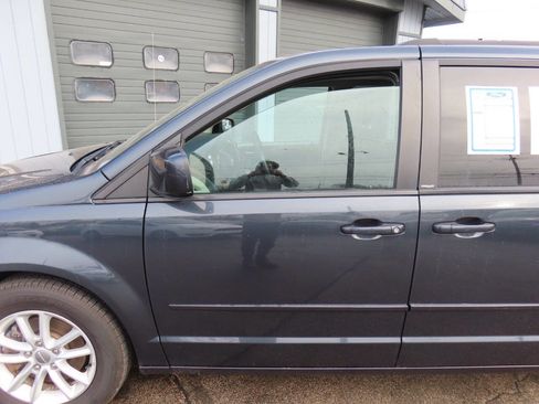 Used 2014 Dodge Grand Caravan SXT w/ Rear Park Assist Package image 33