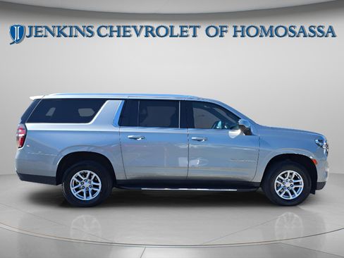 Used 2024 Chevrolet Suburban LT image 11