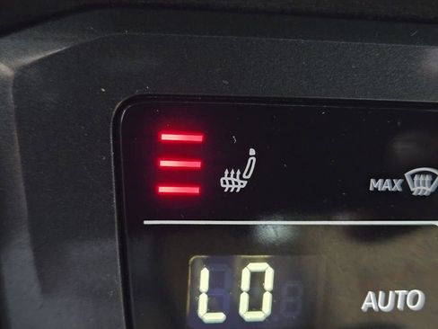 Used 2024 Volkswagen Tiguan SE image 28