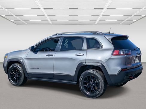 Used 2019 Jeep Cherokee Trailhawk image 3