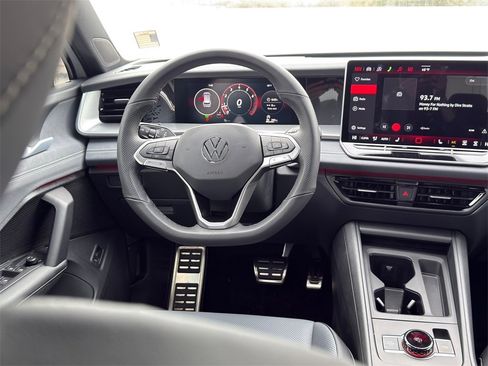 New 2026 Volkswagen Tiguan SE R-Line image 24