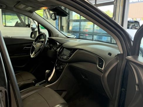 Used 2020 Chevrolet Trax LT w/ LT Convenience Package FWD image 16