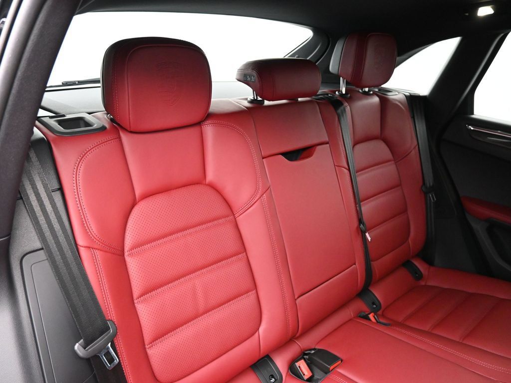 Certified 2026 Porsche Macan AWD/4WD image 12