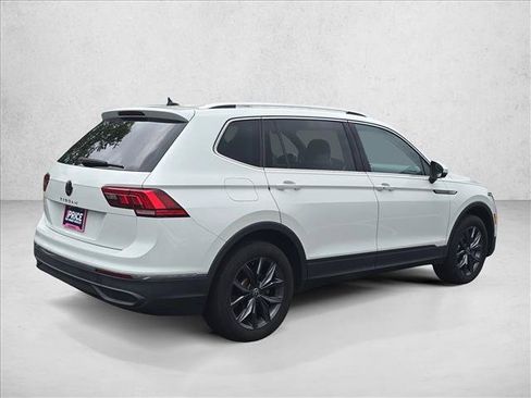 Used 2023 Volkswagen Tiguan SE w/ Panoramic Sunroof Package FWD image 5