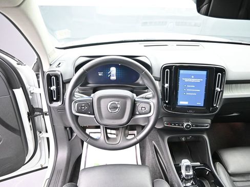 Used 2025 Volvo XC40 B5 Plus image 12
