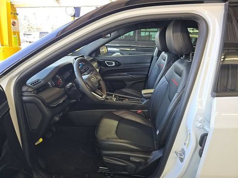 Used 2025 Jeep Compass Trailhawk AWD/4WD image 5