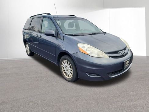 Used 2009 Toyota Sienna XLE image 3