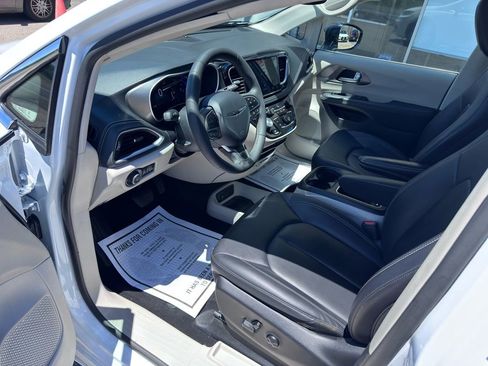 Used 2024 Chrysler Pacifica Limited FWD image 14