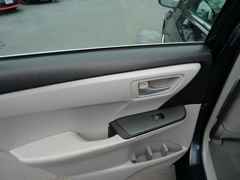 Used 2015 Toyota Camry LE FWD image 25
