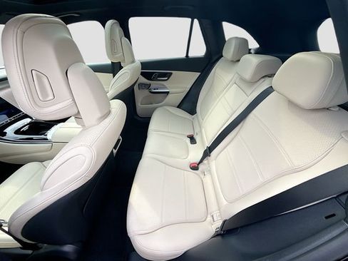 Used 2025 Mercedes-Benz GLC 300 4MATIC image 27
