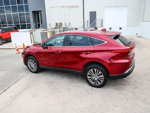 Certified 2024 Toyota Venza XLE image 10