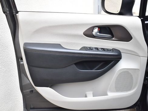 Used 2019 Chrysler Pacifica L FWD image 17