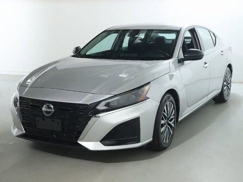 Used 2024 Nissan Altima 2.5 SV image 1