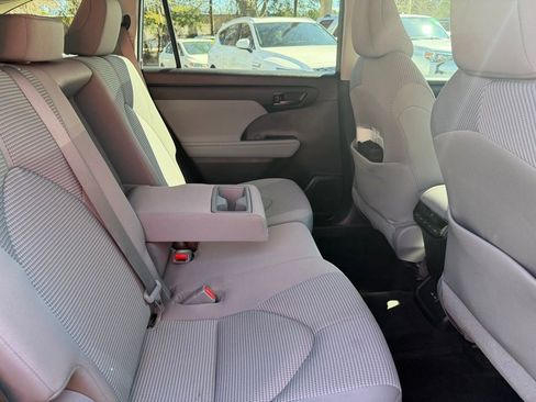 Used 2022 Toyota Highlander LE image 8