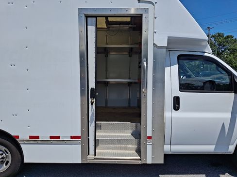 Used 2022 Chevrolet Express 3500 w/ Power Convenience Package RWD image 10