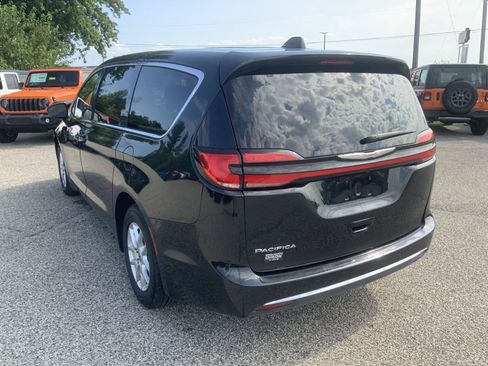 Used 2023 Chrysler Pacifica Touring-L FWD image 8