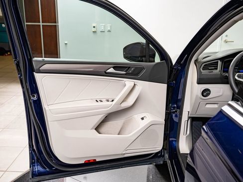Used 2023 Volkswagen Tiguan SE w/ Panoramic Sunroof Package FWD image 27