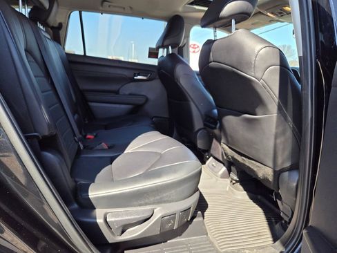 Used 2024 Toyota Highlander XLE image 16