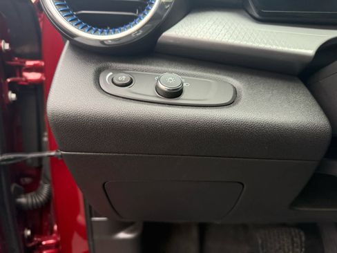 Used 2025 Chevrolet Trax LT w/ LT Convenience Package image 13