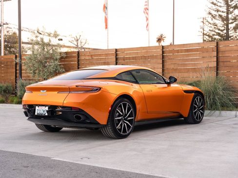 Used 2018 Aston Martin DB11 Coupe image 8