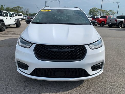 Used 2025 Chrysler Pacifica Limited FWD image 14