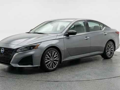 Used 2025 Nissan Altima 2.5 SV image 3