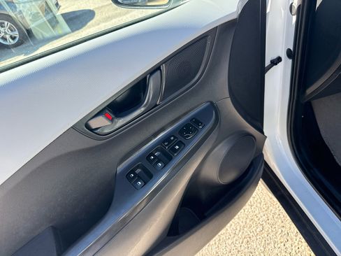 Used 2021 Hyundai Kona SE image 12