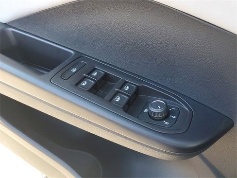 Certified 2025 Volkswagen Taos SE image 30