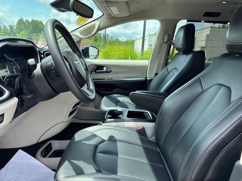 Used 2024 Chrysler Pacifica Touring-L FWD image 10